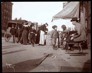 Widok handlarza na 7th Avenue, Nowy Jork, 1903 (odbitka żelatynowa)